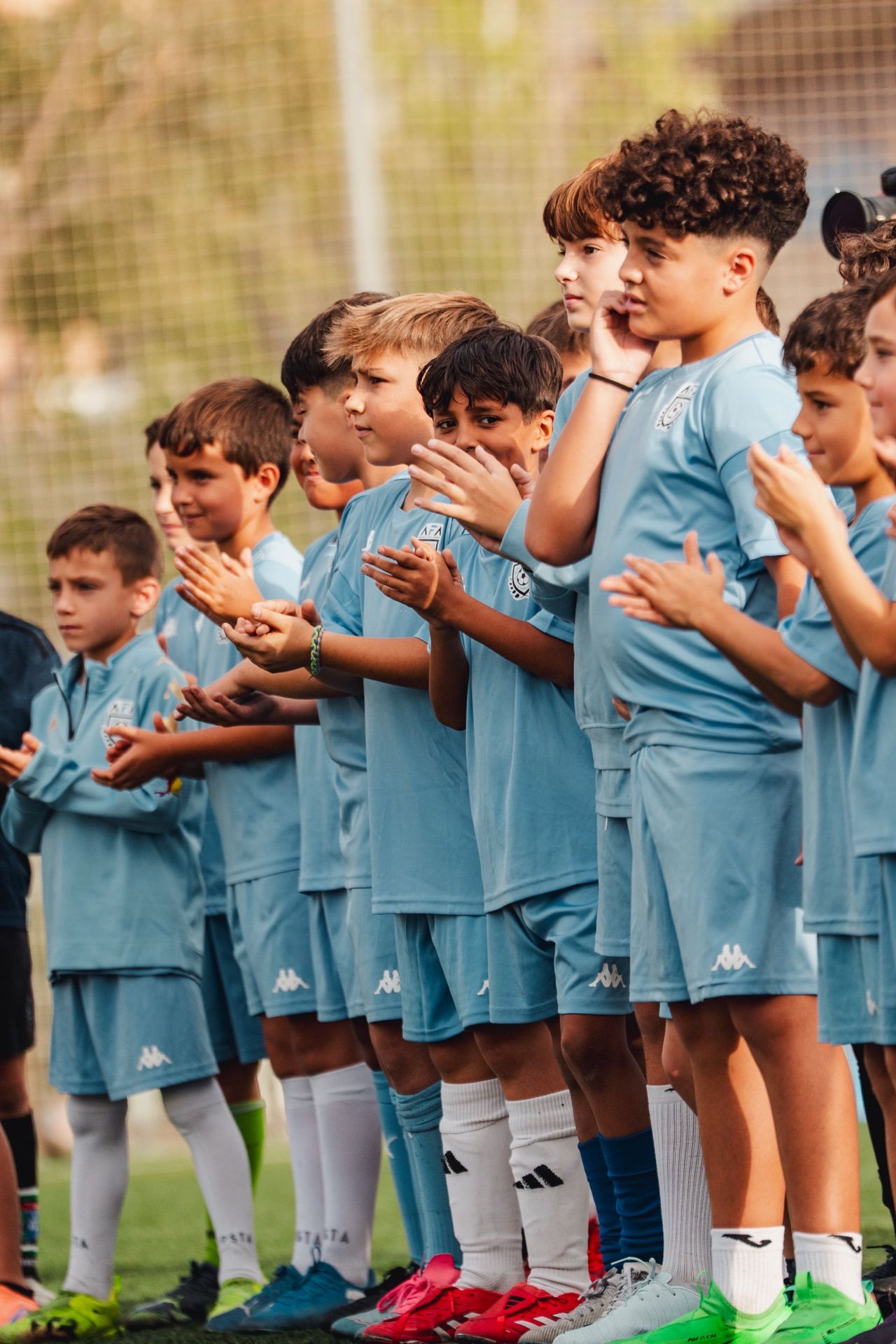 Jugadores de la academia aplaudiendo en fila